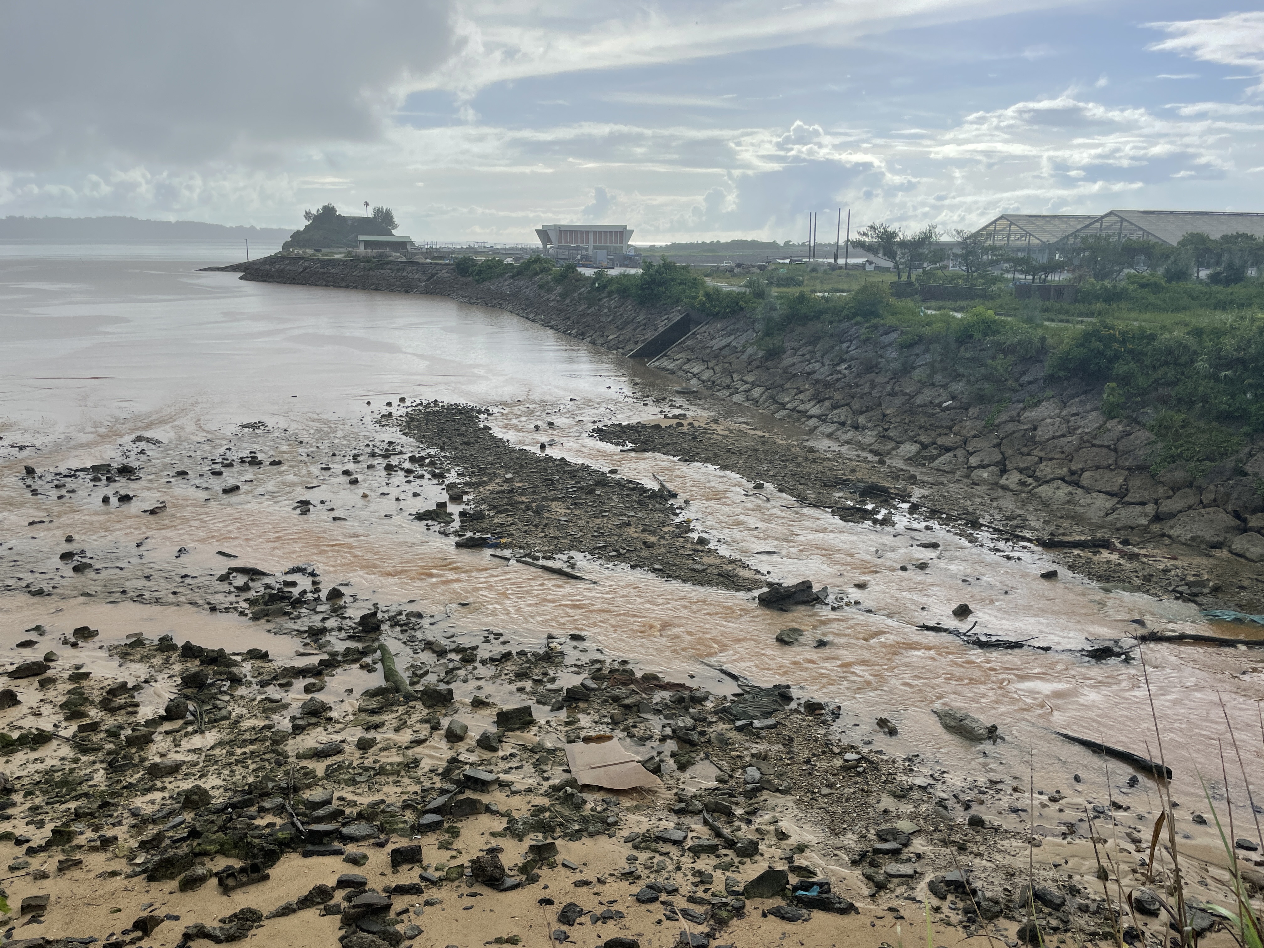 沖縄恩納村で雨の後に川から赤土が流出し、海に広がっている様子の写真（2025年5月blog）