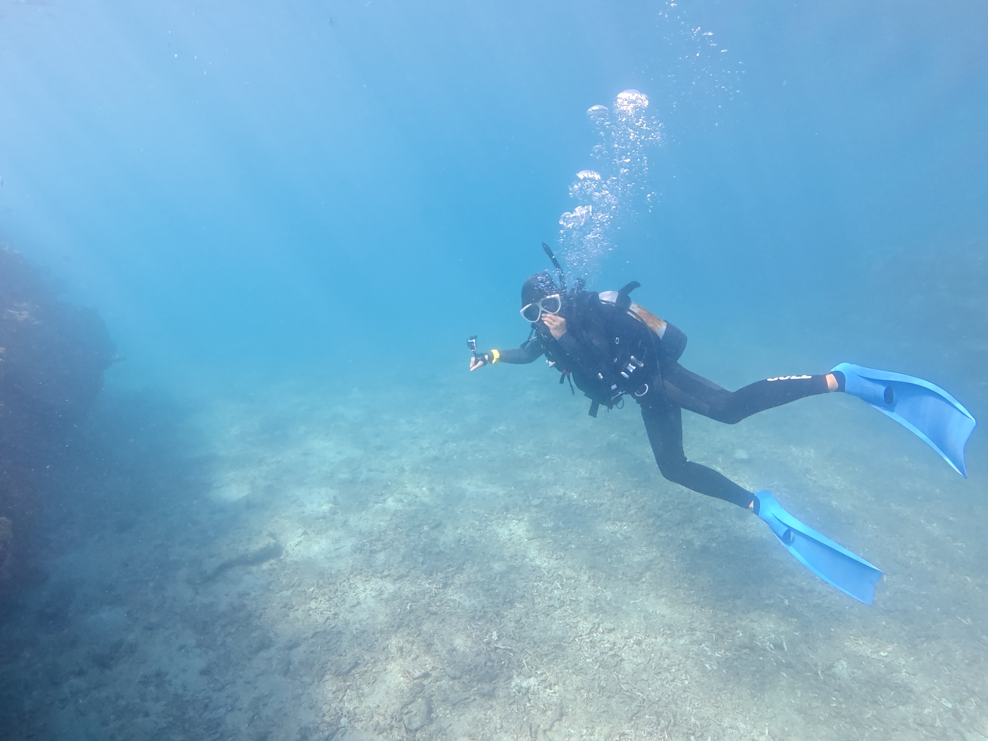 ゴリラチョップで泳ぎの安定感を確認するダイブマスター候補生（スキルチェック）