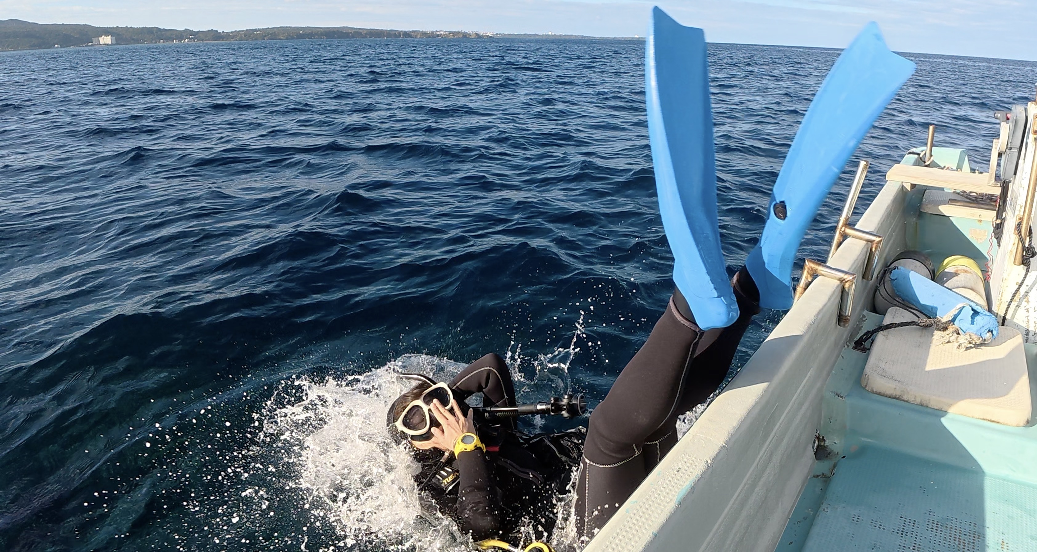 沖縄・恩納村沖でバックロールエントリーするDM候補生(マスクとレギュを保持)