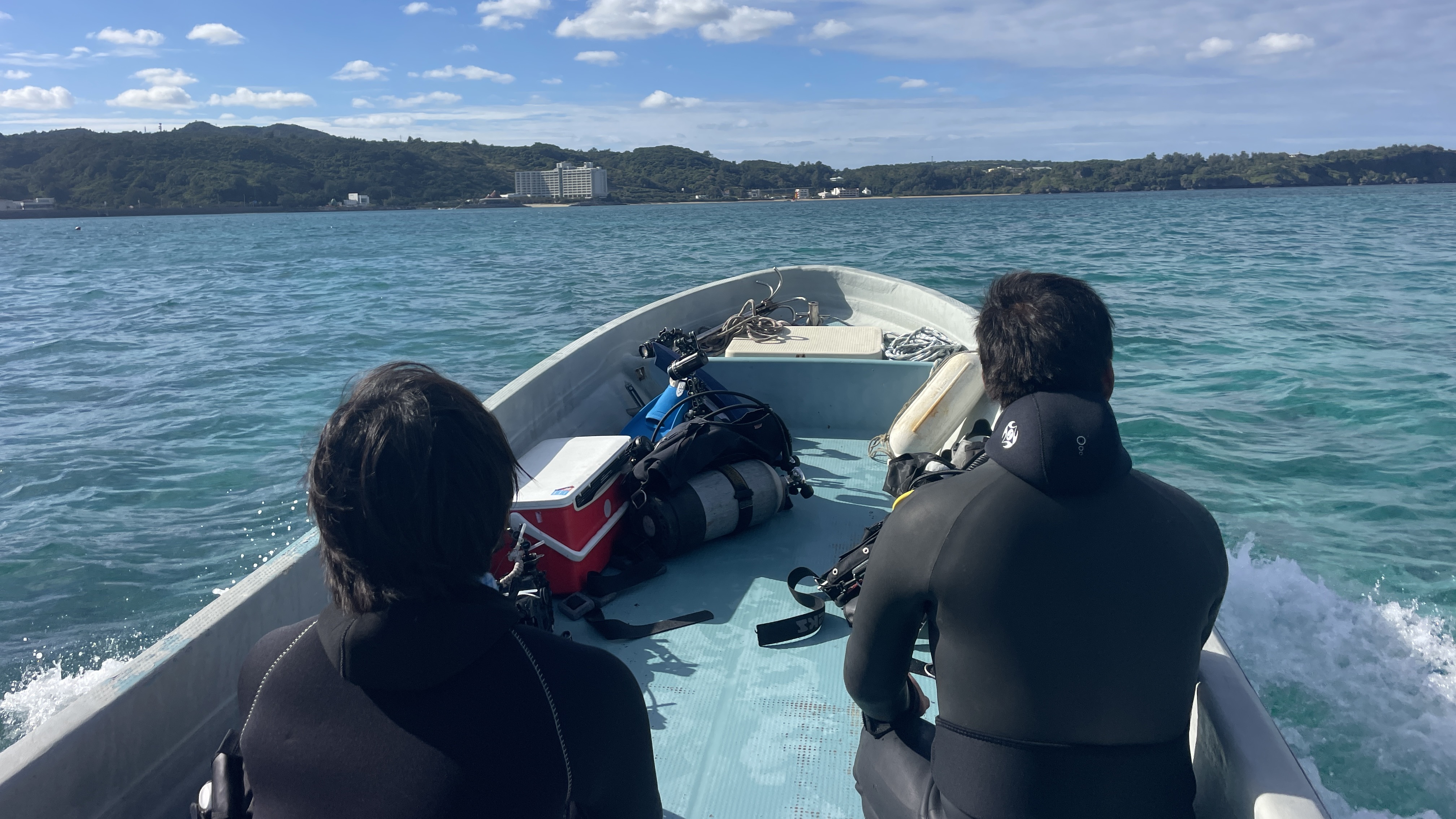 沖縄・恩納村の海へ向かうボート上で準備するDM候補生たち(器材と海)