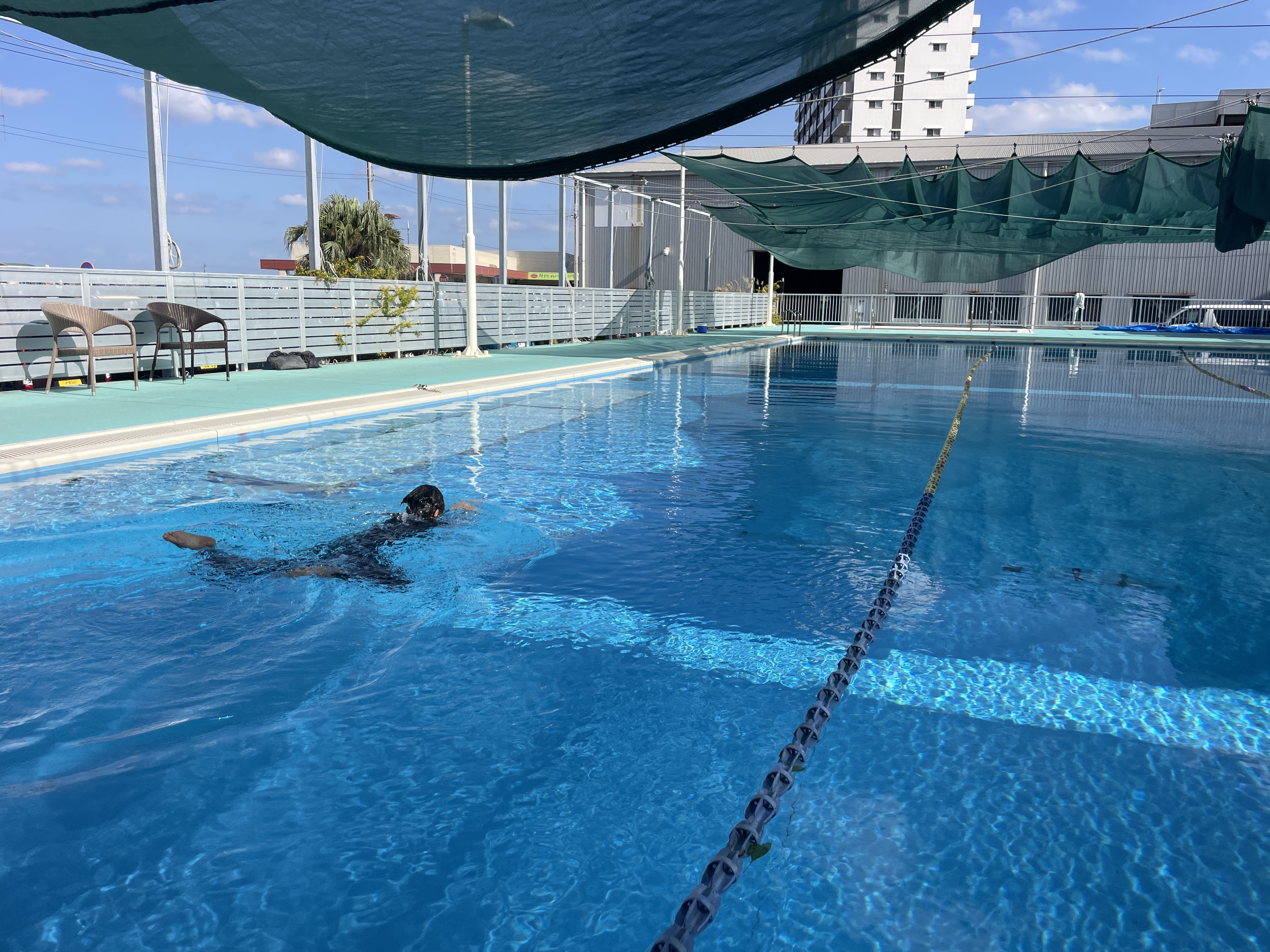 プールでDM候補生が400m水泳の泳力チェックを行い、フォームと呼吸の安定を確認している様子