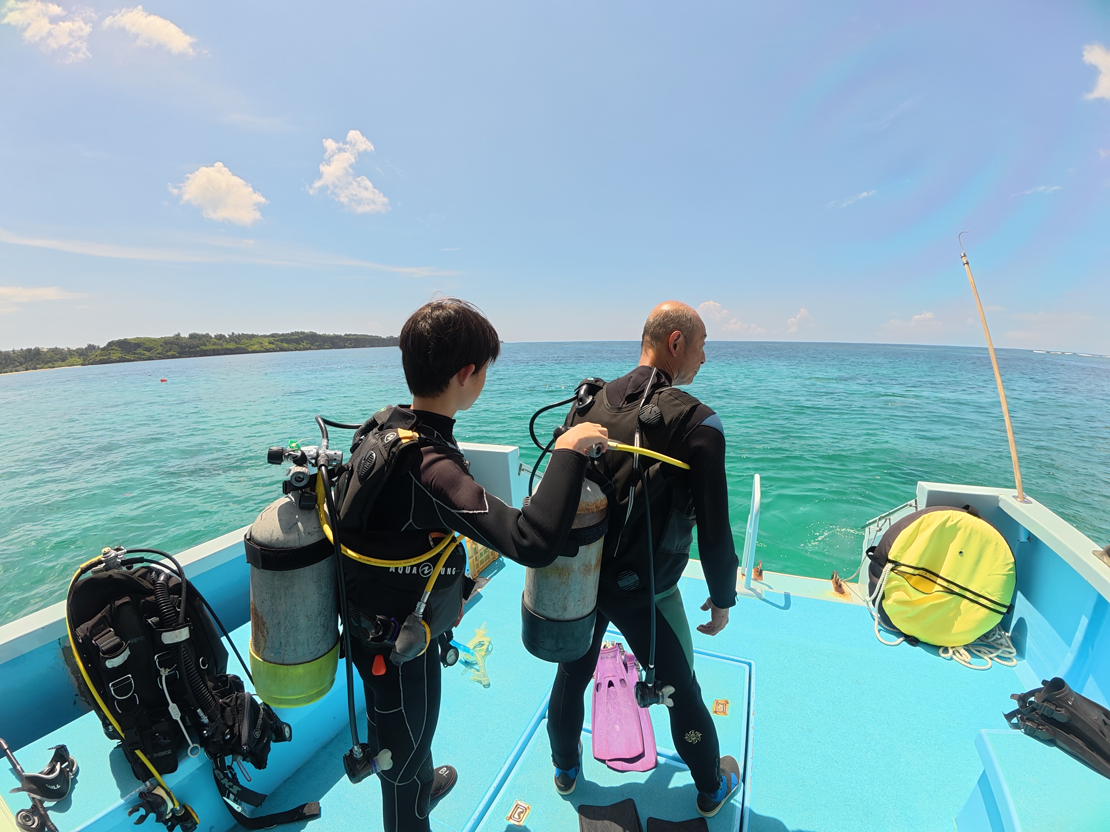 ダイビング前にバディ同士でプレダイブ・セーフティ・チェック（BWRAF）を行い、器材と手順を相互確認している様子
