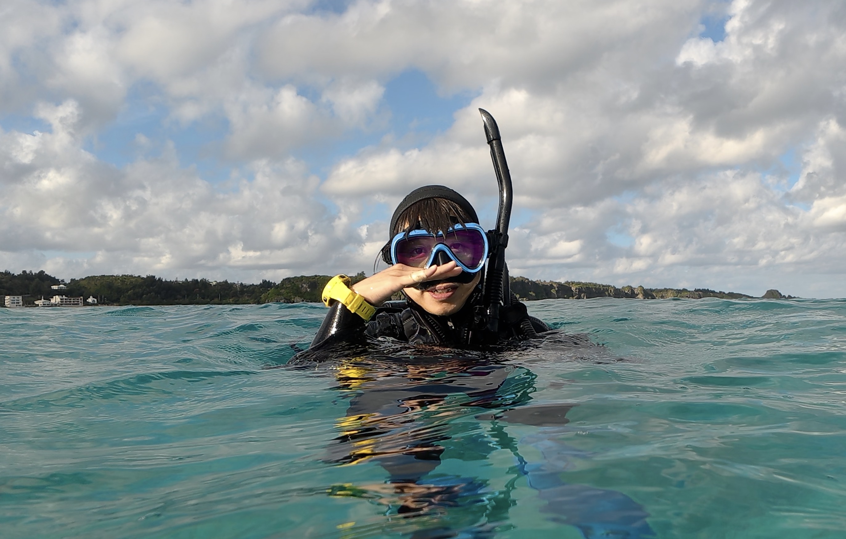 WS24（ダイブスキル・ワークショップ24）WS04「水面で浮力チェック」の完成形が一瞬で分かる1枚。呼吸と姿勢を整えた状態で水面に安定し、適正ウエイトを確認している場面。潜降前の基準づくりとして重要。