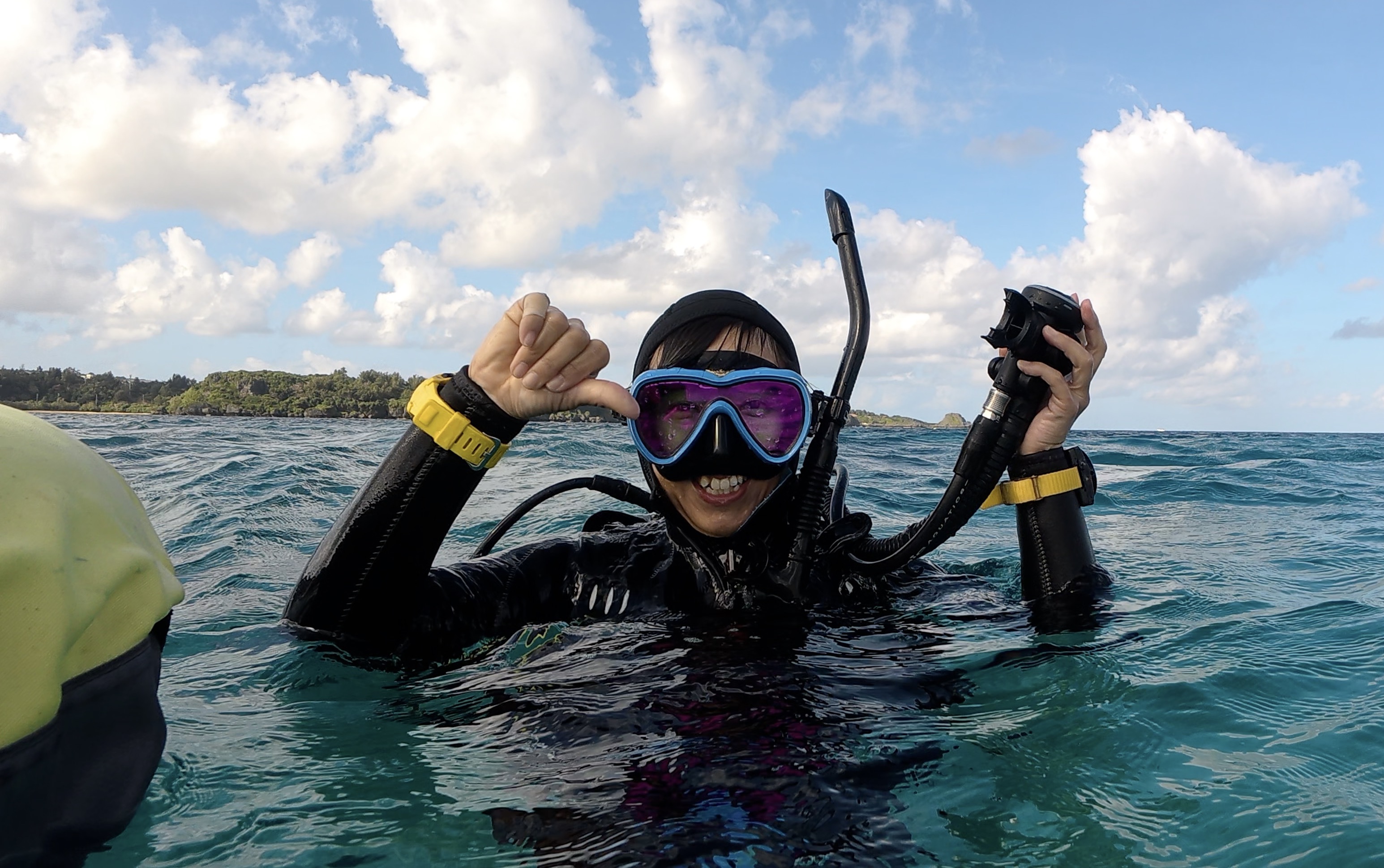 水中でファイブポイント潜降を行い、周囲を確認しながら浮力コントロールで着底せずに安定して潜降している様子