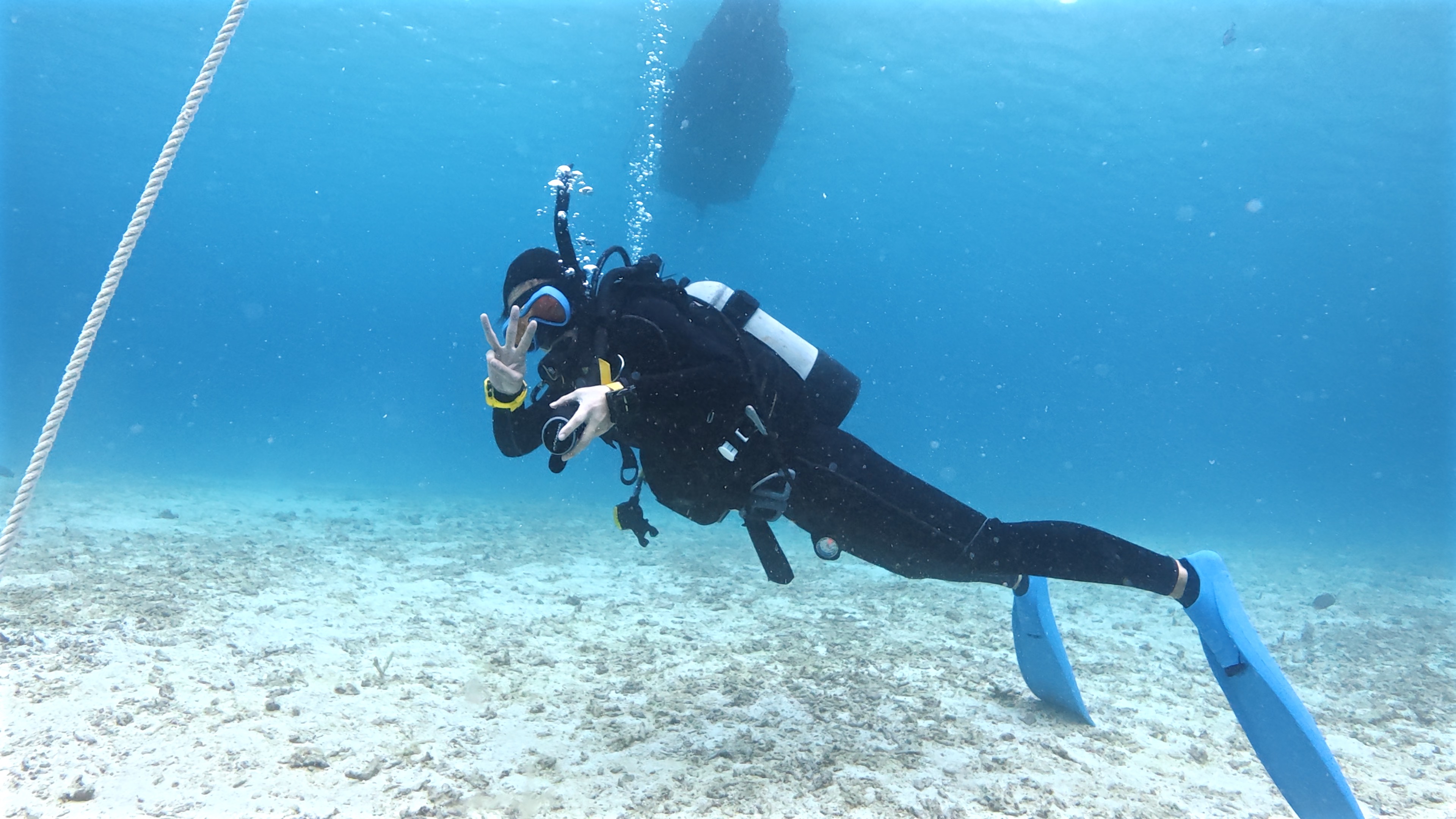 中性浮力で水平姿勢を保ちながら、パワー・インフレーター操作で上下動をコントロールしている様子