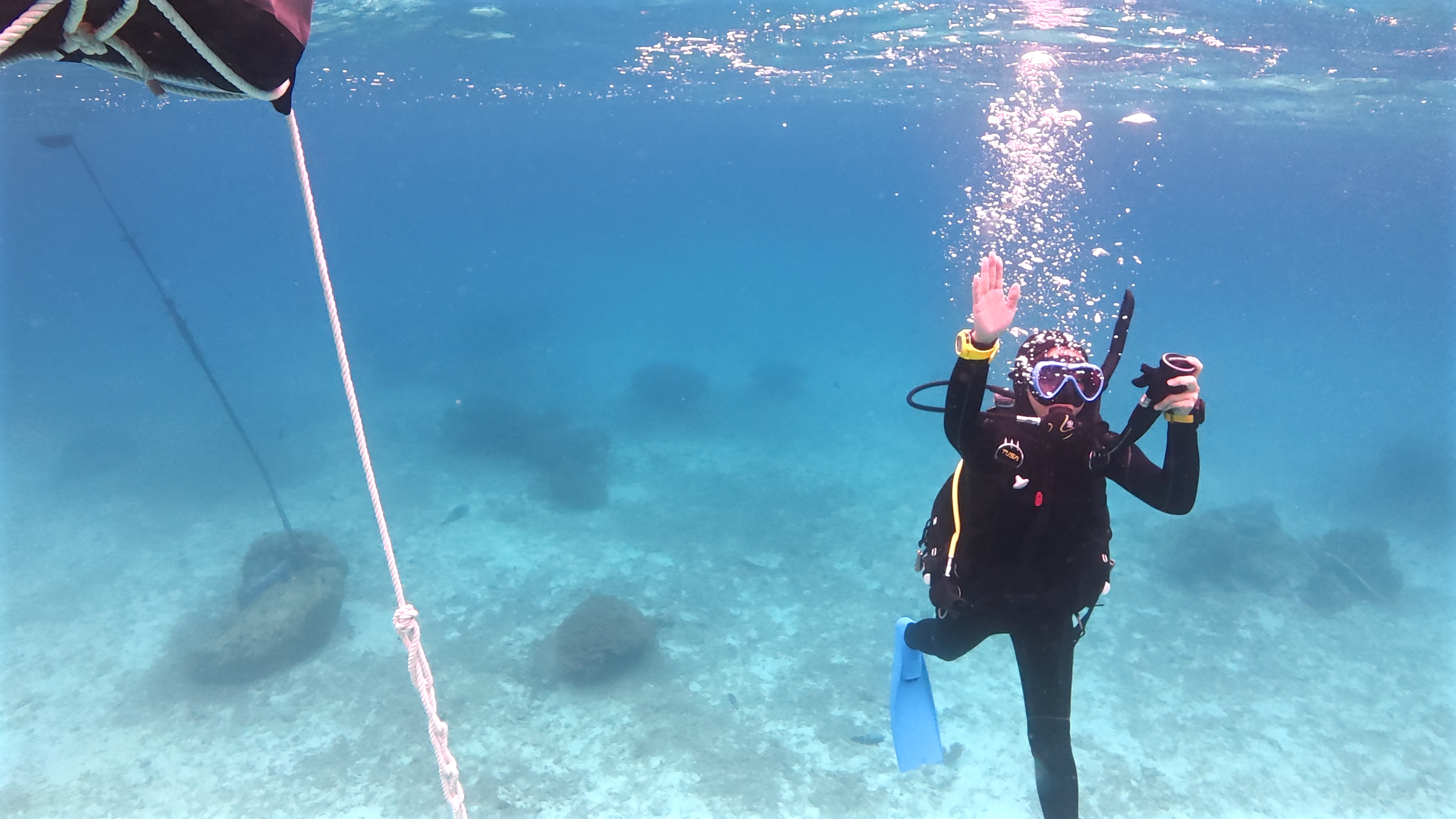 水中でコントロールされた緊急スイミング・アセントを行い、姿勢と上昇をコントロールしている様子