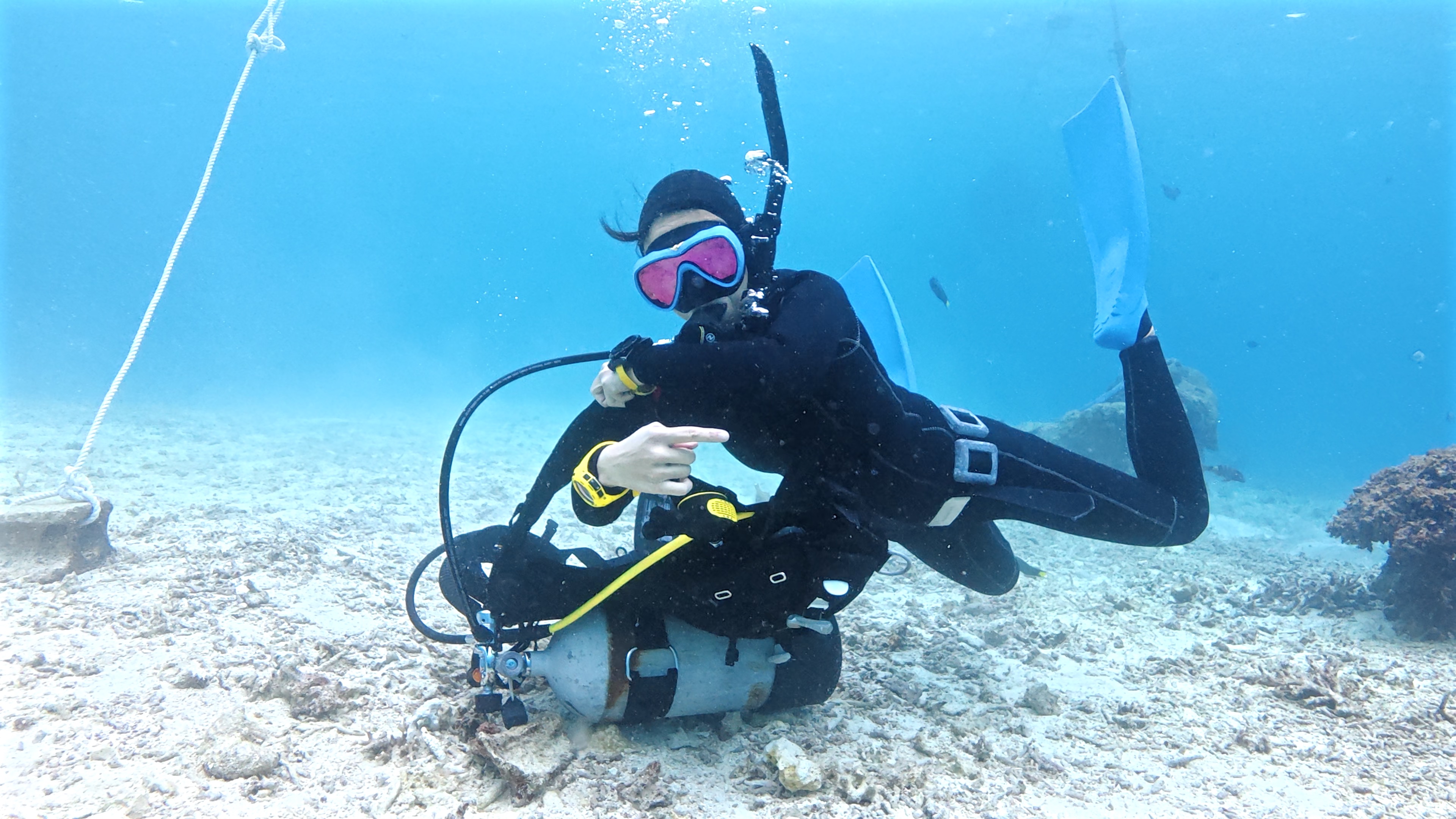 水中でスクーバユニットを外して再装着し、落ち着いて姿勢と呼吸を保っている様子
