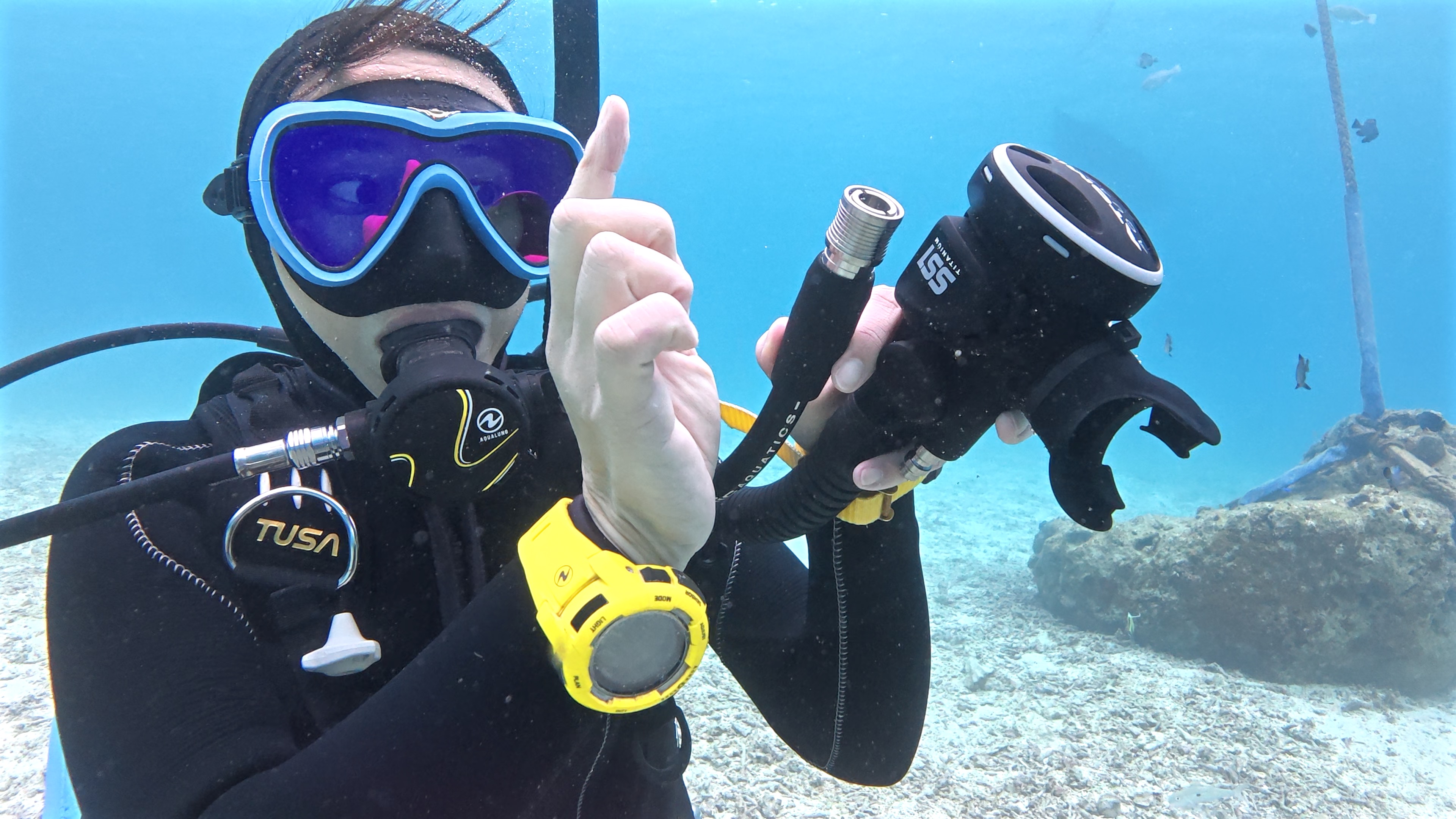 水中でインフレーター・ホースを確実に取り外し、浮力コントロールを回復している様子